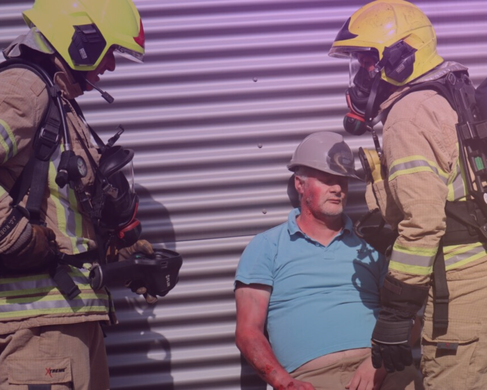 Een Acteur Fysieke Veiligheid van 2-Rescue met twee brandweermannen bij een training Grof en Extreem Geweld