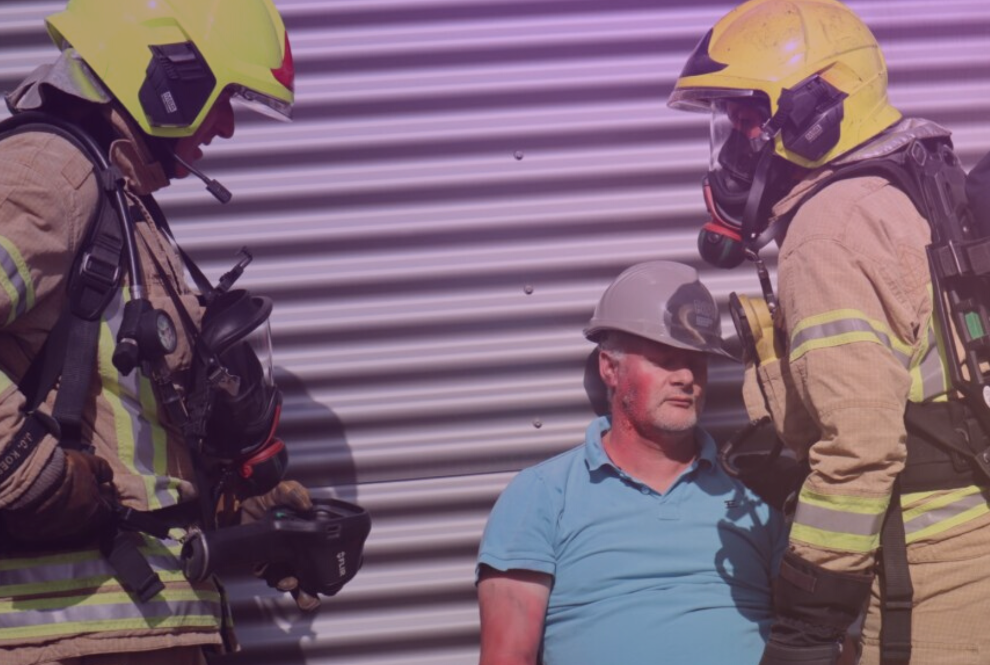 Een Acteur Fysieke Veiligheid van 2-Rescue met twee brandweermannen bij een training Grof en Extreem Geweld