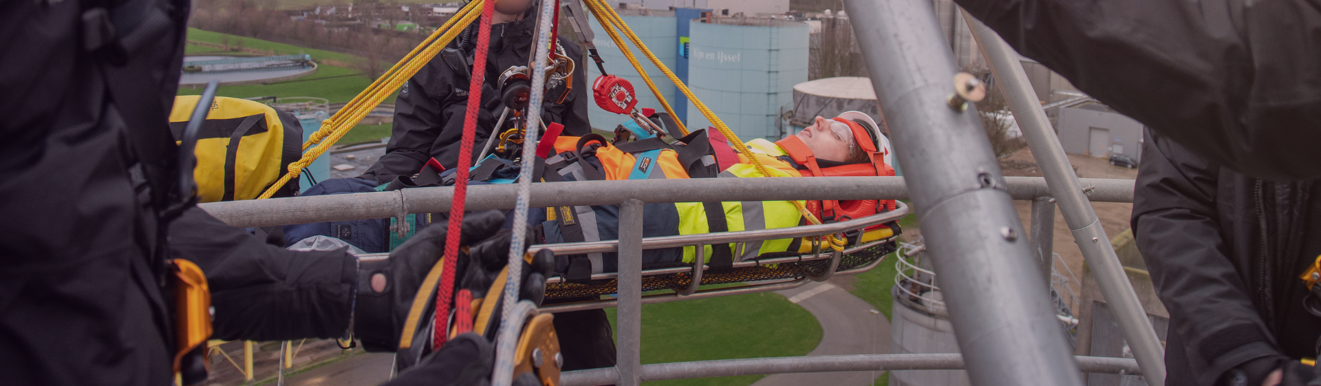 Een Acteur Fysieke Veiligheid (AFV) van 2-Rescue tijdens het werken op hoogte voor de HRT